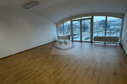 Na prenájom luxusný priestor v centre mesta Komárna