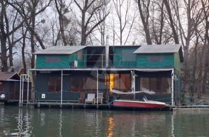 Život na vode, ktorý si zamilujete: Výnimočný houseboat s panoramatickým výhľadom na Váh v Komárne na predaj
