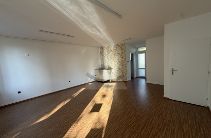 Ponúkame na prenájom priestor vhodný ka kancelárske, ako aj obchodné priestory.