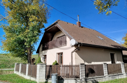 Rodinný dom so záhradou / 837 m2 / - Beluša