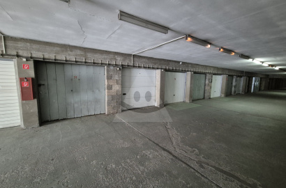 Garážové státie s bránou v parkovacom dome / 15 m2 / - Hájik
