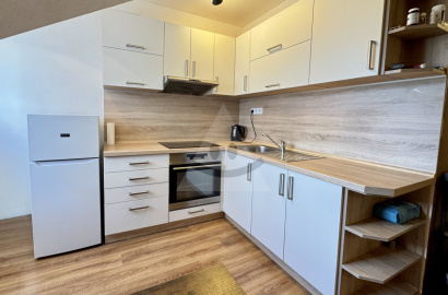 Kompletne zariadený, 2-izbový, podkrovný byt na predaj, Širšie centrum, Martin